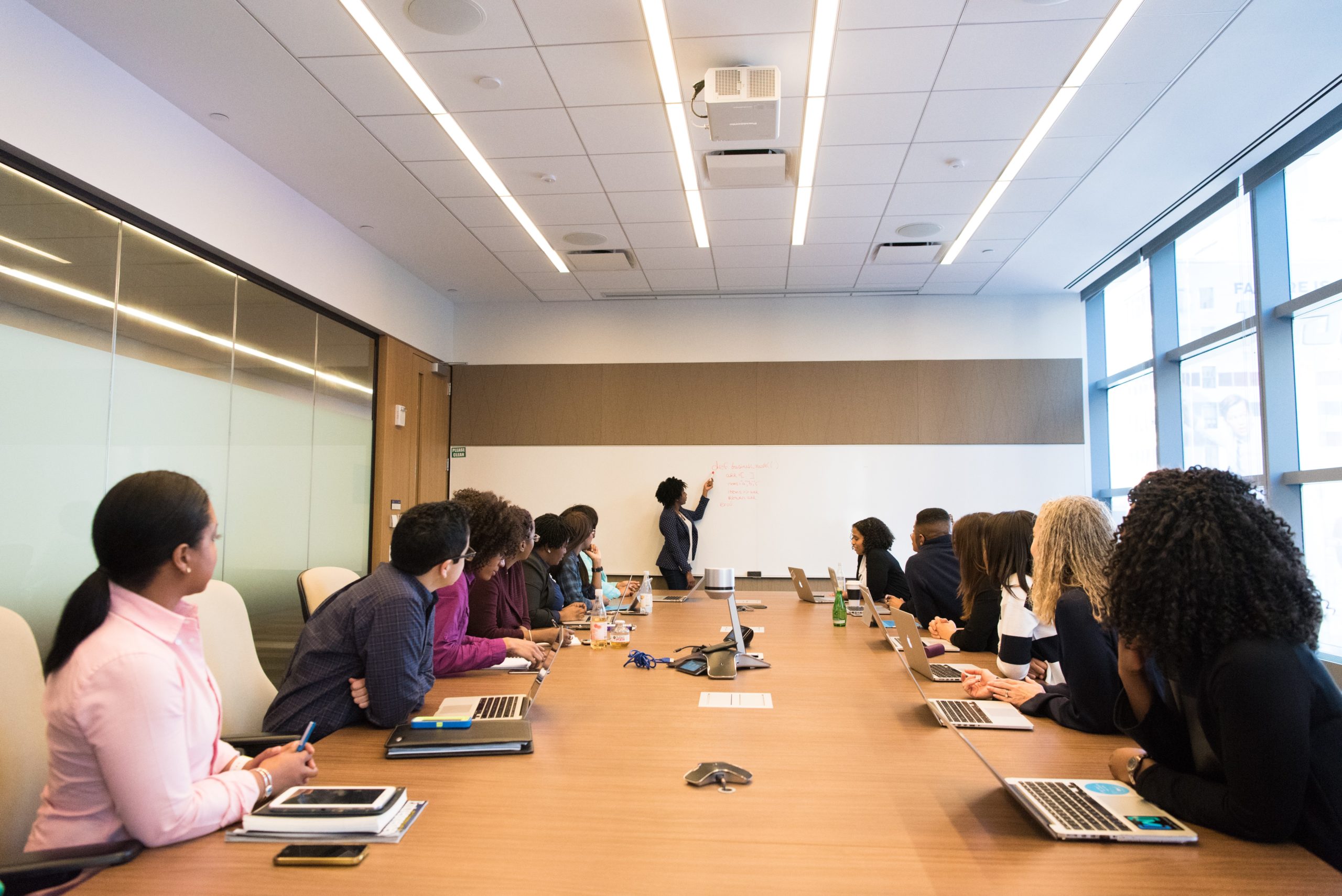 une réunions se déroule dans un bureau