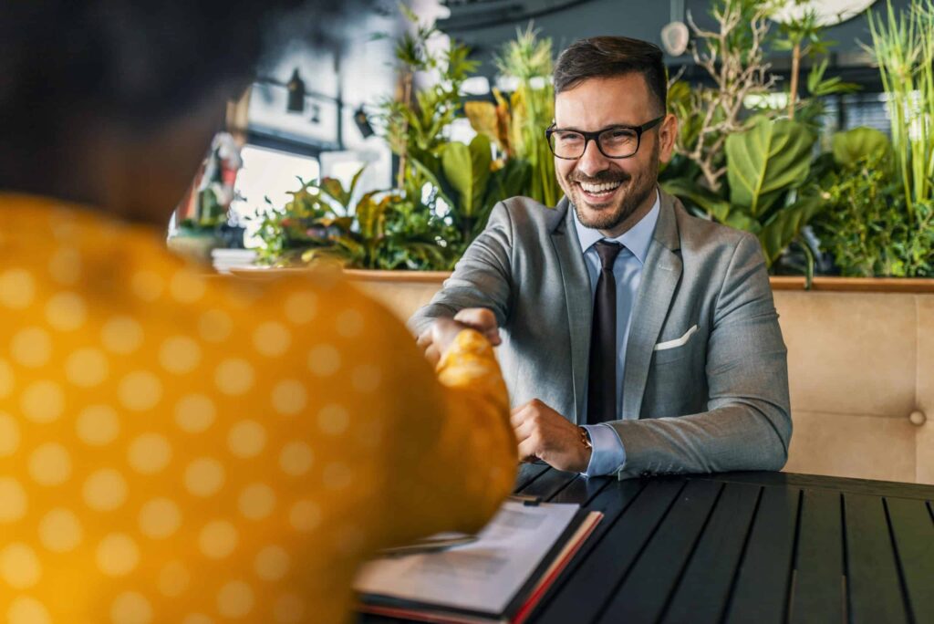 dirigeant serrant la main d'une femme dans le cadre de son offboarding