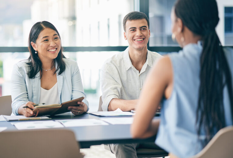 Découvrez les méthodes et outils essentiels pour évaluer efficacement les compétences des candidats en entretien et réussir vos recrutements.
