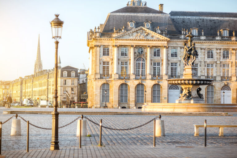 Découvrez les 10 meilleures raisons d'implanter votre entreprise à Bordeaux - qualité de vie, écosystème dynamique. Boostez votre stratégie RH dès aujourd'hui.